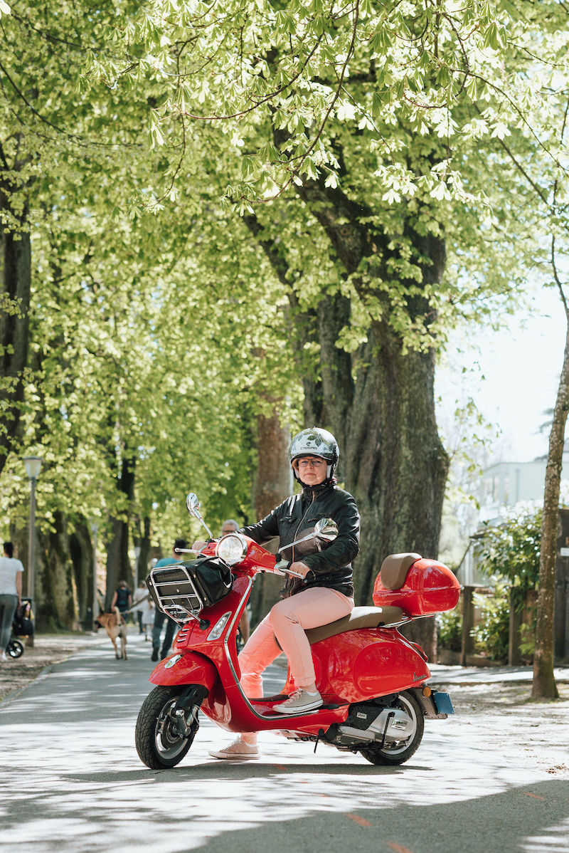 bild monika auf roter vespa